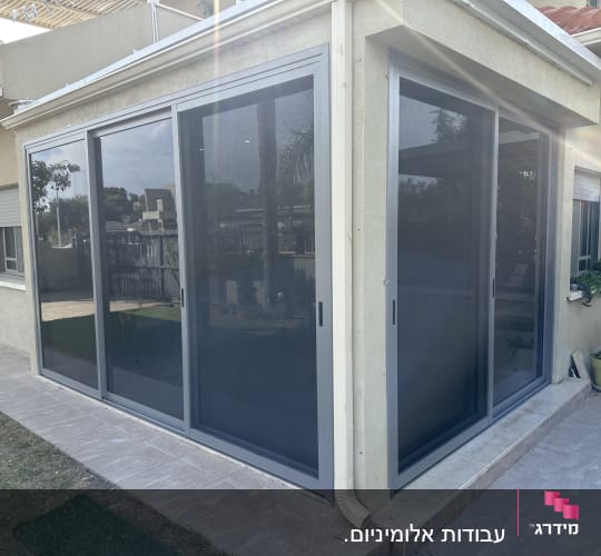 סגירת מרפסת באלומיניום עם ויטרינות זכוכית ורשתות הזזה
